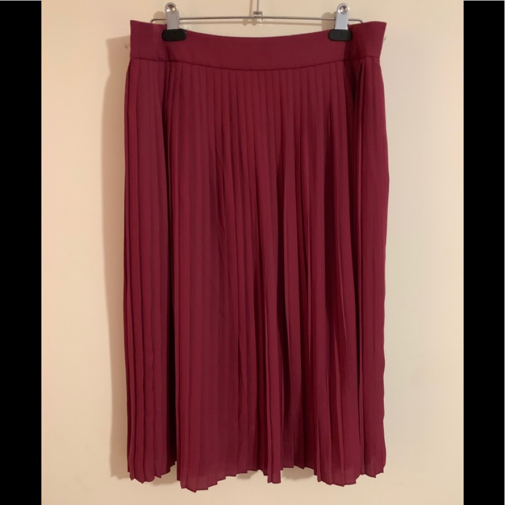 Cutie cute pleated skirt, size 12